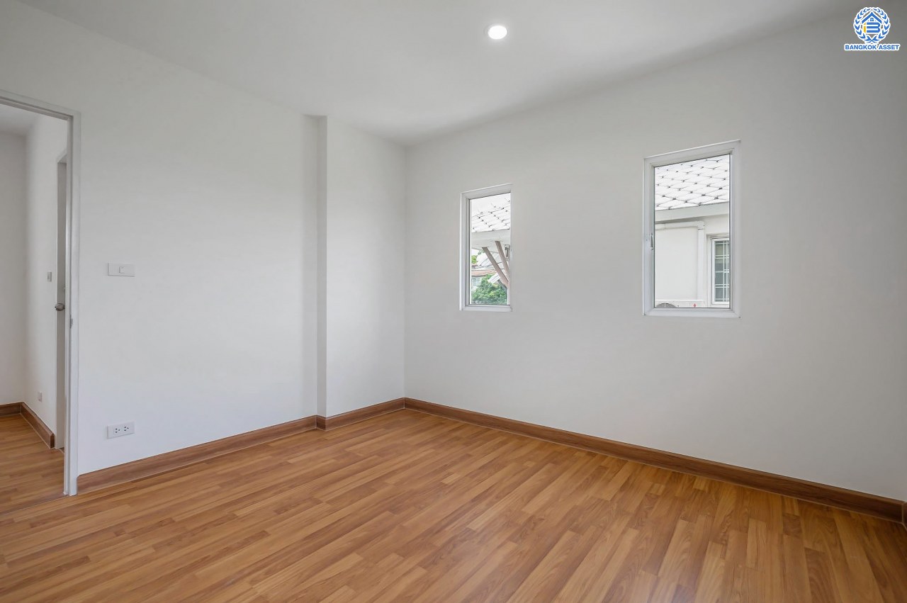 บ้านมือสองตกแต่งใหม่ โครงการ อนันตธารา ทวีวัฒนา เนื้อที่ 60 ตร.ว. พื้นที่ใช้สอย 166 ตร.ม. ฟังก์ชันจัดเต็ม 3 ห้องนอน 3 ห้องน้ำ จอดรถได้ 2 คัน ตอบโจทย์ทุกการเดินทาง บนทำเลศักยภาพ ติดถนนบรมราชชนนี เชื่อมต่อทางคู่ขนานลอยฟ้า ใกล้รถไฟฟ้าสายสีน้ำเงิน "สถานีบางพลัด"